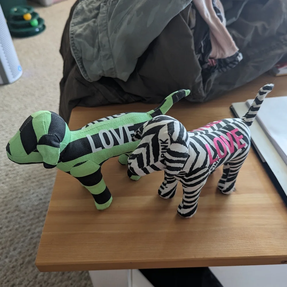 PINK Victoria Secret Dogs - Picture 2 of 3